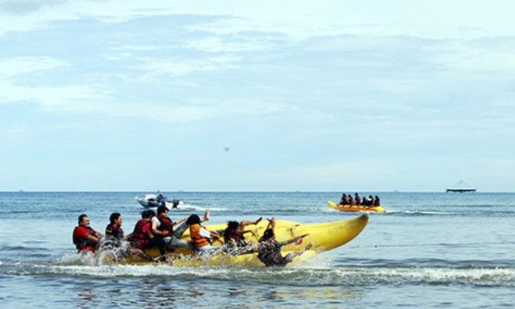 Kegiatan di Pantai Manggar Segara Sari