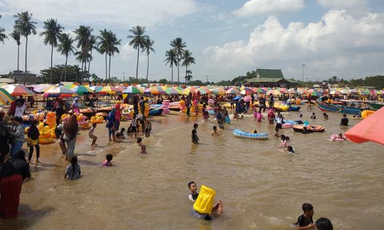 Kegiatan di Pantai Takisung