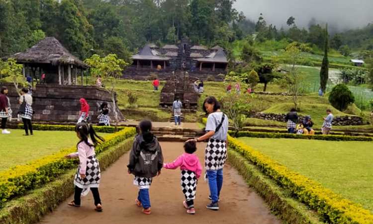 Kegiatan di Candi Cetho
