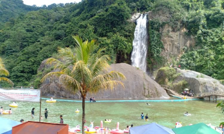 Kegiatan di Curug Bidadari