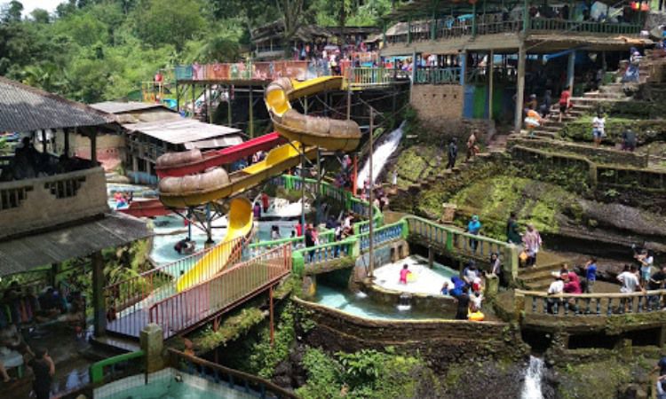 Kegiatan di Curug Luhur