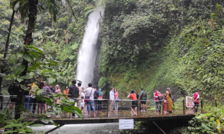 Kegiatan di Curug Sawer