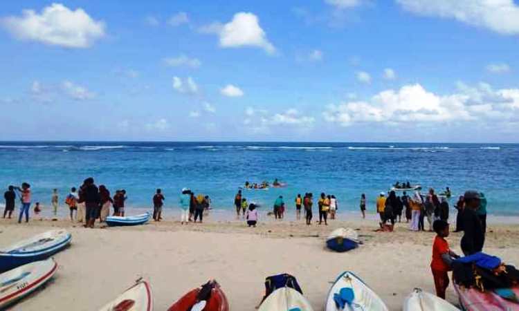 Kegiatan di Pantai Pandawa