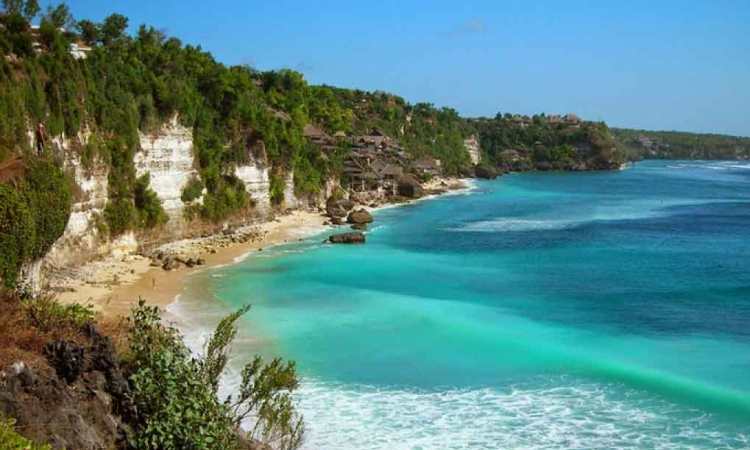 Pantai Dreamland, Surga Bahari di Bali yang Dikelilingi Tebing Terjal