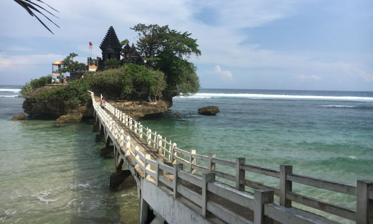 Daya Tarik Pantai Balekambang