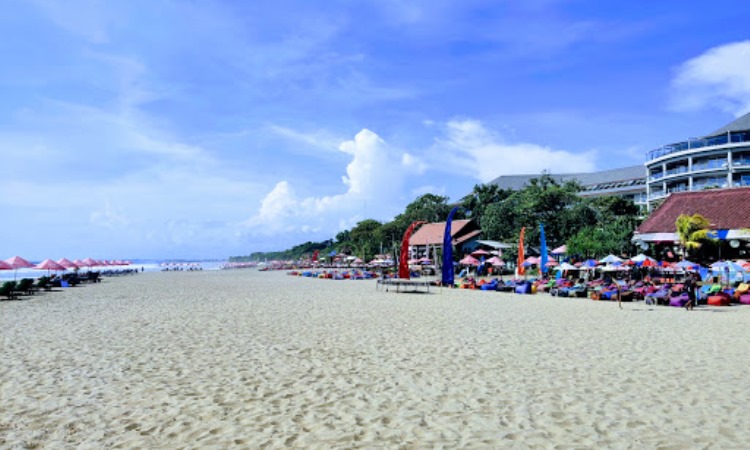 Daya Tarik Pantai Double Six