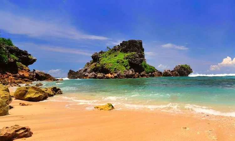 Daya Tarik Pantai Nglambor