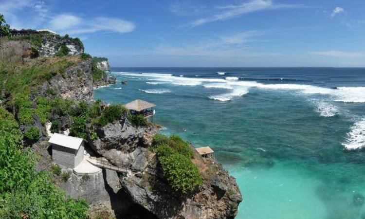 Daya tarik dari Pantai Suluban (Blue Point)