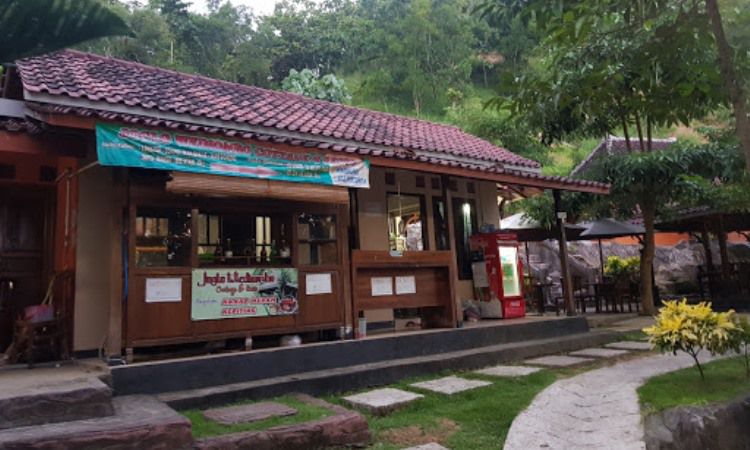 Fasilitas di Pantai Wediombo