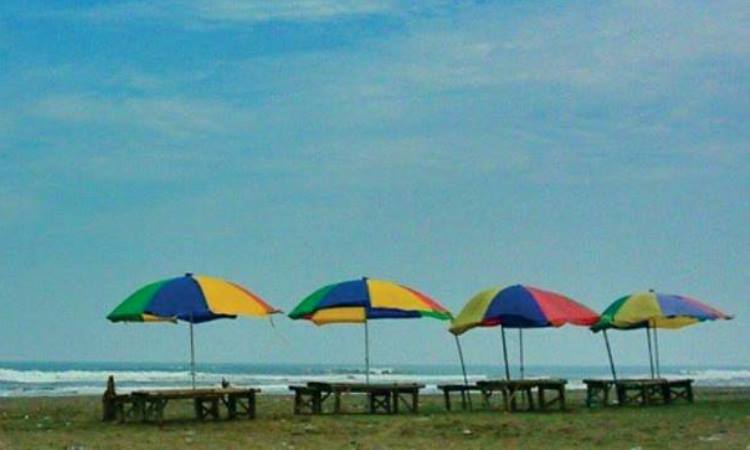 Fasilitas di Pantai Widara Payung