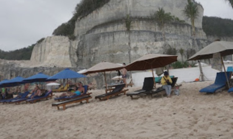Kegiatan Dilakukan di Pantai Melasti