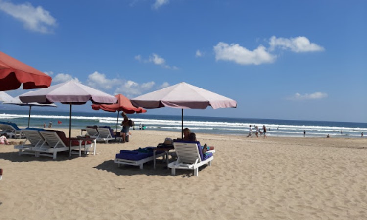 Kegiatan Menarik di Pantai Double Six