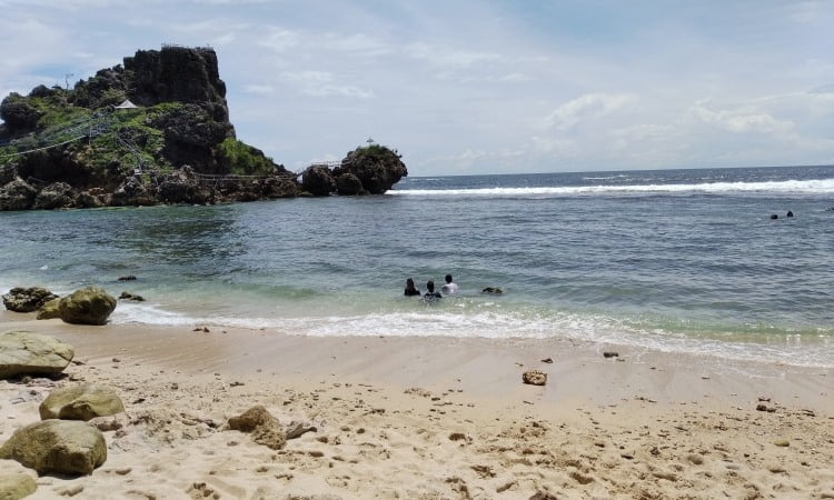 Kegiatan Pantai Nglambor