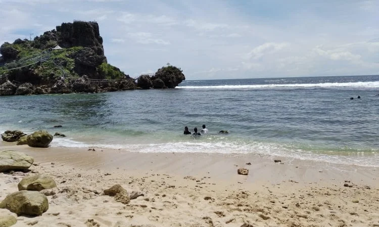 Kegiatan Pantai Nglambor