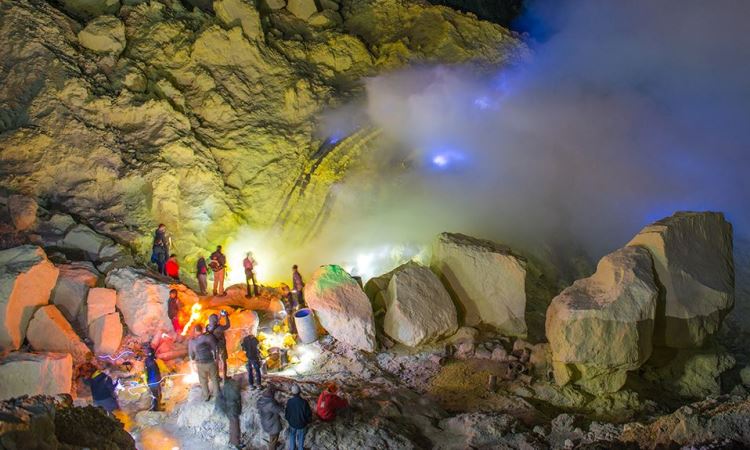 Kegiatan di Kawah Gunung Ijen