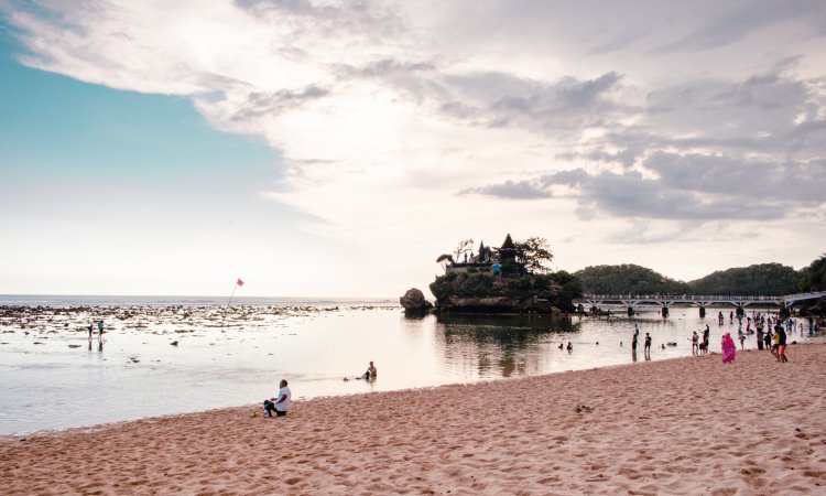 Kegiatan di Pantai Balekambang