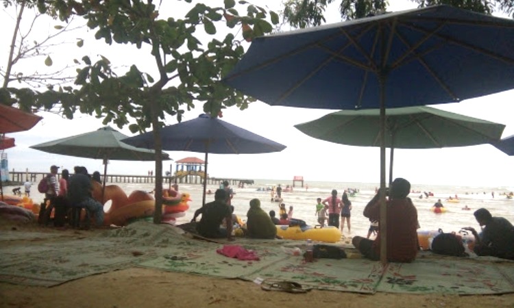 Kegiatan di Pantai Bandengan