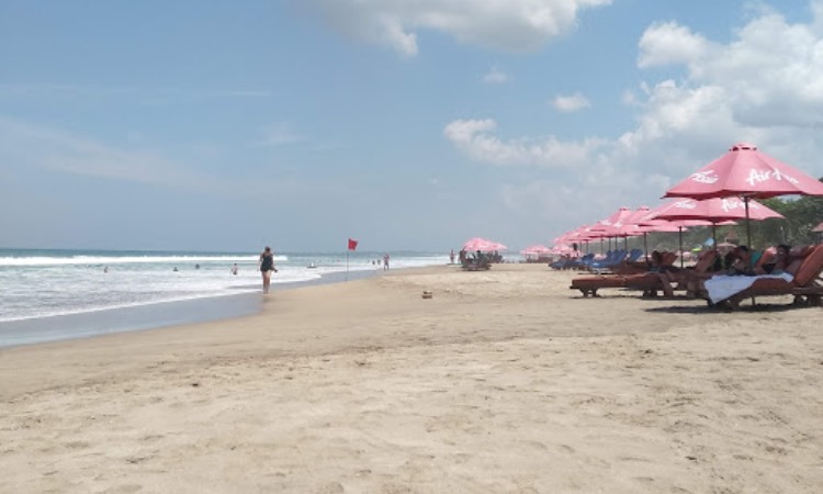 Kegiatan di Pantai Double Six