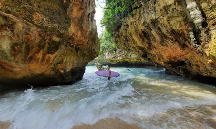 Kegiatan di Pantai Suluban