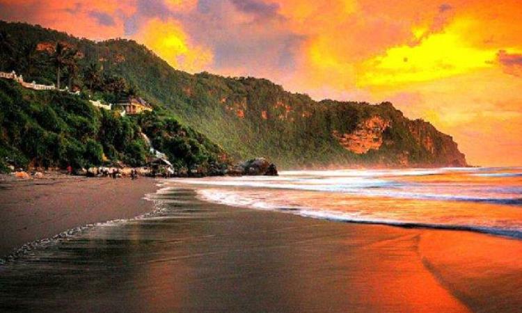 Pantai Parangtritis, Pantai Eksotis di Bantul Jogja yang Dibaluti Misteri -  iTrip