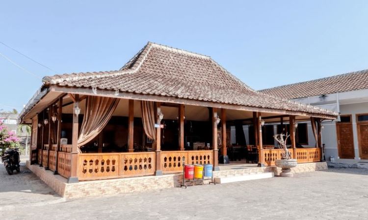 Penginapan di Pantai Nglambor