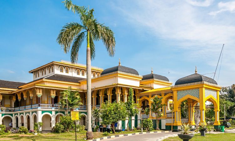 Daya Tarik Istana Maimun