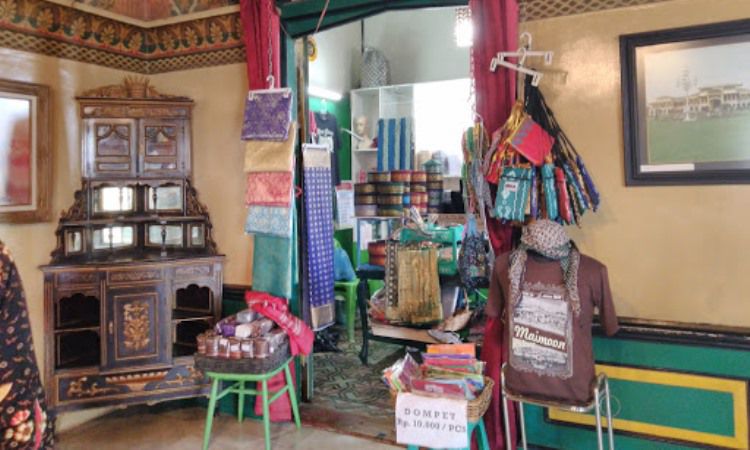 Fasilitas Istana Maimun