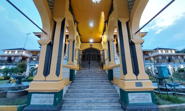 Harga Tiket Wisata Istana Maimun