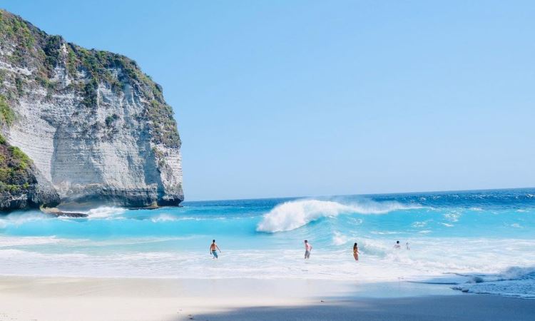 Kegiatan di Pantai Kelingking
