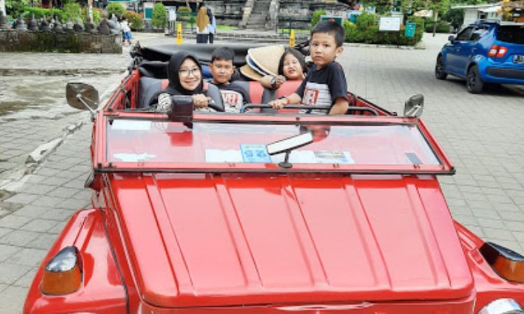 Aktivitas di Candi Pawon