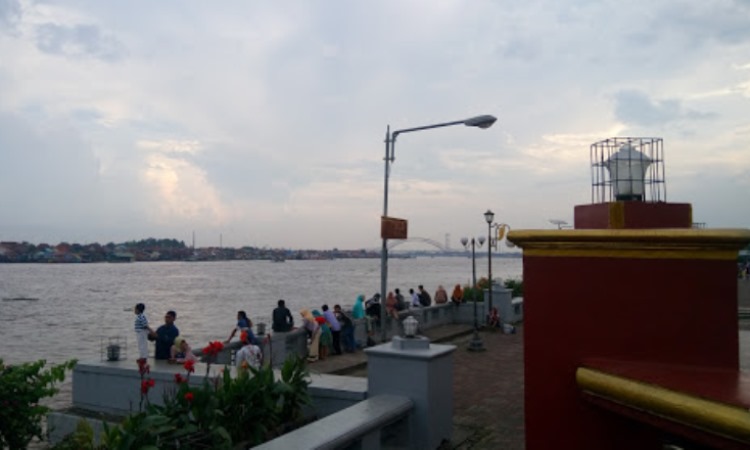 Aktivitas di Jembatan Ampera