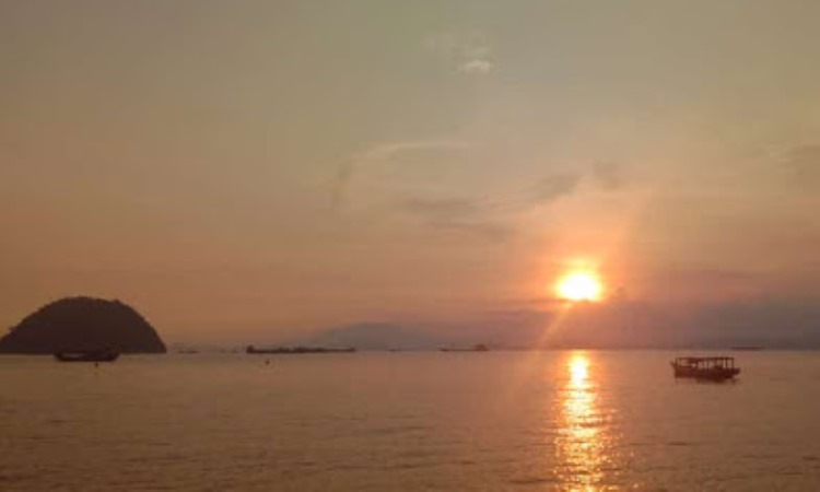 Alamat Pantai Pasir Putih
