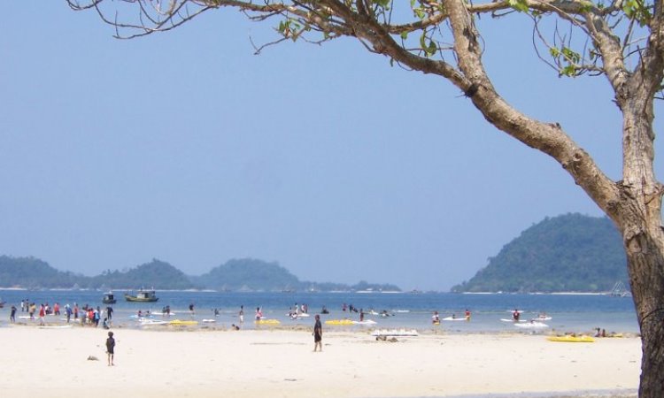 Kegiatan di Pantai Pasir Putih Lampung