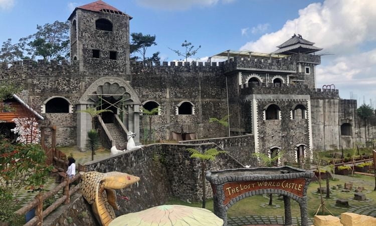 Daya Tarik The Lost World Castle