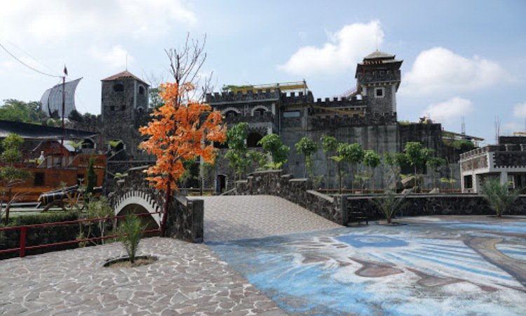 Daya Tarik The Lost World Castle