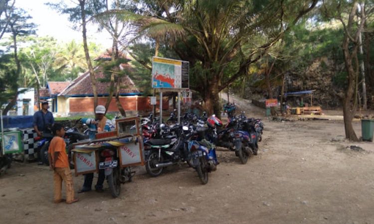 Fasilitas di Pantai Kukup