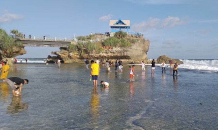 Kegiatan di Pantai Kukup