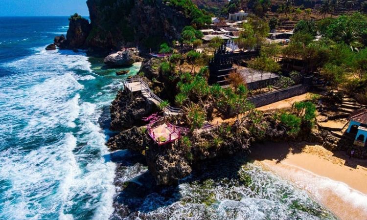 Pantai Ngobaran Wisata Pantai Eksotis Di Gunung Kidul Jogja Itrip - Riset