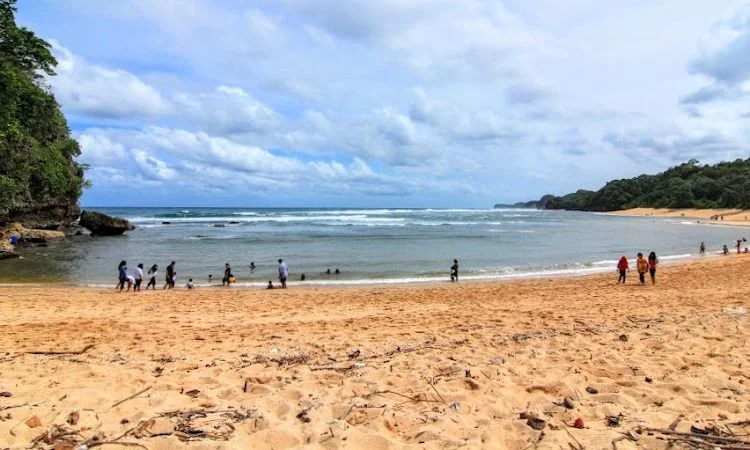 Aktivitas Pantai Ngliyep