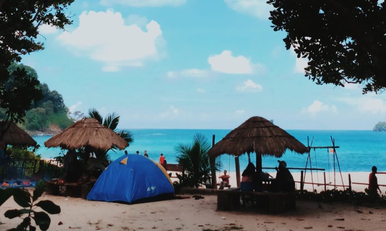 Aktivitas Seru di Pantai Sendiki