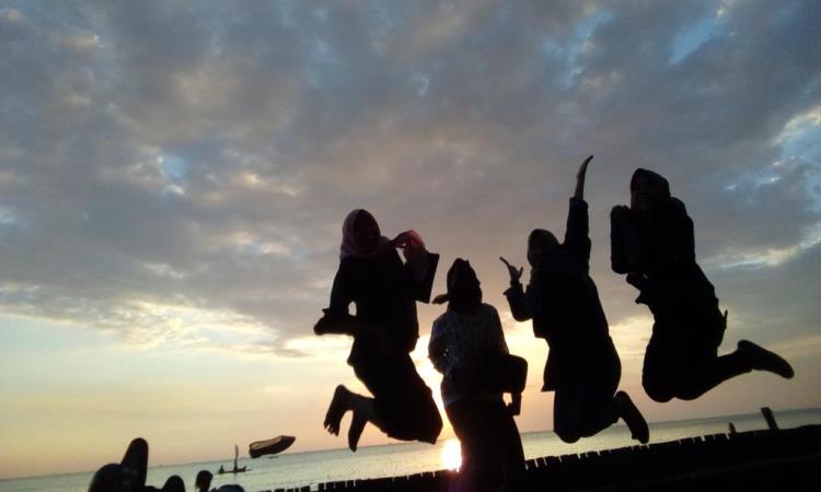 Aktivitas di Pantai Teluk Awur