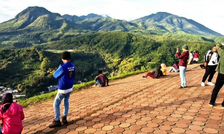 Aktivitas di Paralayang Batu