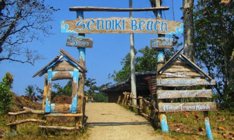 Alamat Pantai Sendiki