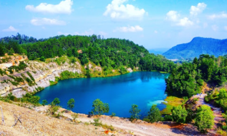 Danau Biru, Danau Eksotis Dikelilingi Gunung Batu di Sawahlunto Danau Biru, Danau Eksotis Dikelilingi Gunung Batu di Sawahlunto