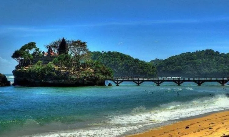 Daya Tarik Pantai Ngliyep