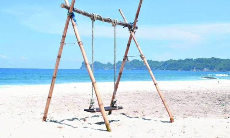 Fasilitas di Pantai Sendiki Malang