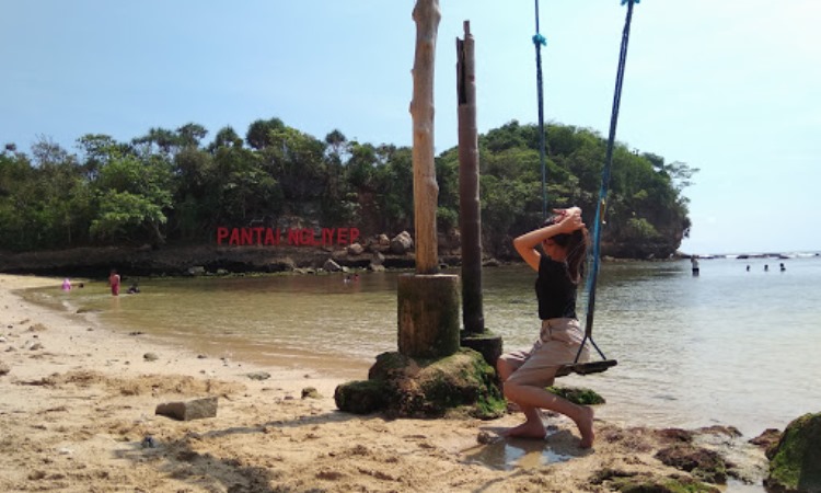 Kegiatan di Pantai Ngliyep