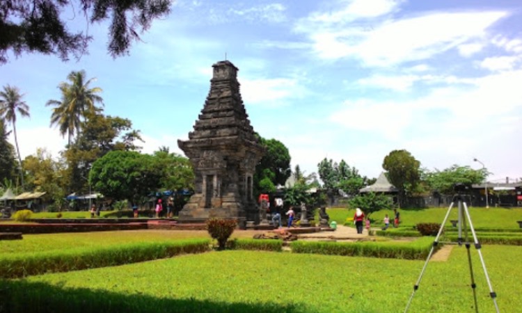 Aktivitas di Candi Penataran