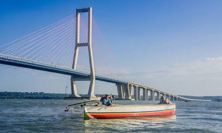 Aktivitas di Jembatan Ikonik
