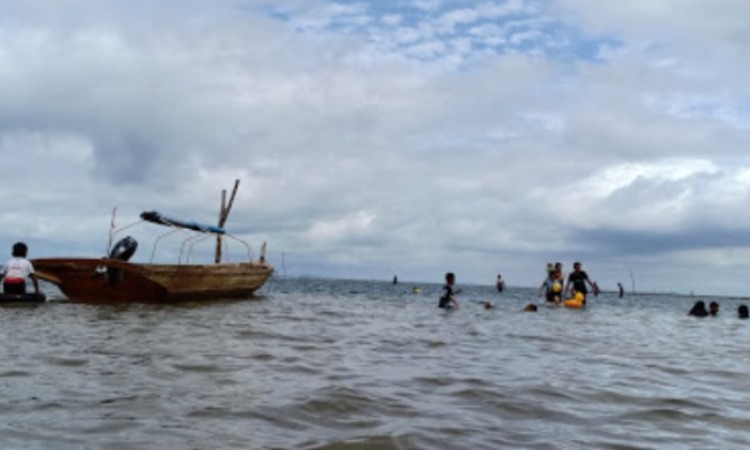 Aktivitas di Pantai Nongsa